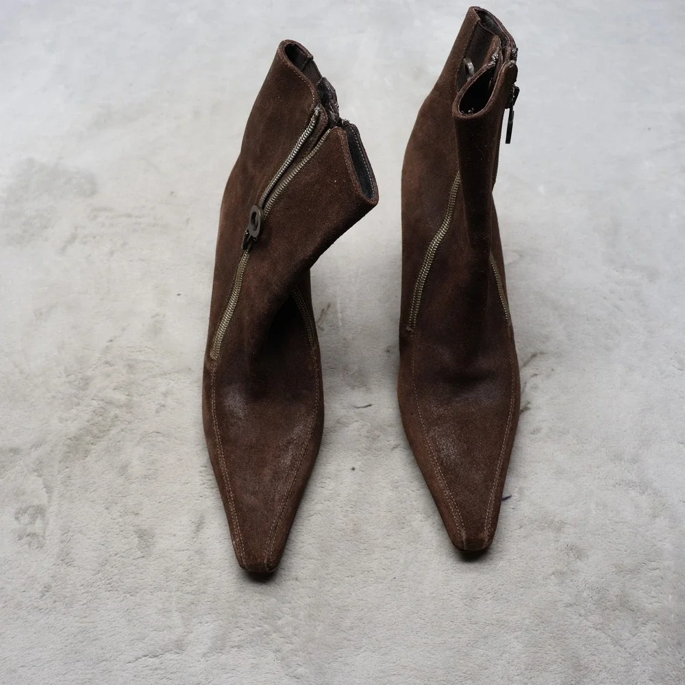 Donald Pliner Women 9M Ankle Boots Brown Suede Pointed Toe Kitten Heel Side Zip